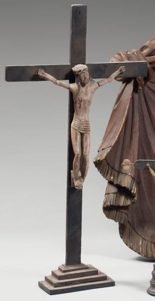 null Christ en croix en bois polychrome. Ancien travail d'art populaire Hauteur totale:...