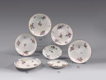 null SÈVRES. 
PRÉSENTOIR ovale en porcelaine à décor polychrome de fleurs et peignés....