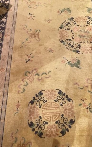 null Chinese carpet with beige background decorated with stylized and floral motifs...