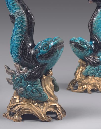 null CHINA
PAIR OF DAUPHINS in blue glazed stoneware. 
17th century, Ming period.
Chased...