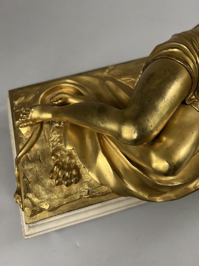 null GRANDE PENDULE en bronze doré, ornée d'une nymphe allongée sur une dépouille...