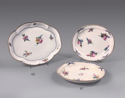 null SÈVRES
PLATEAU ovale à décor polychrome de fleurs et filets.
XVIIIe siècle.
Longueur...