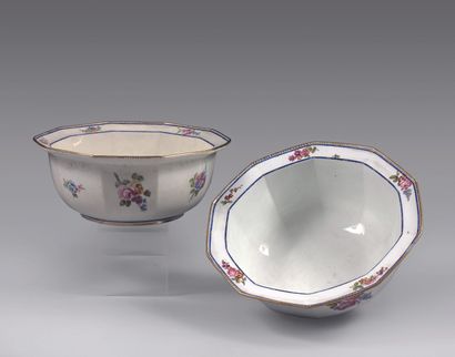 null SÈVRES. 
PAIRE DE MORTIERS en porcelaine à décor polychrome de fleurs et filets....