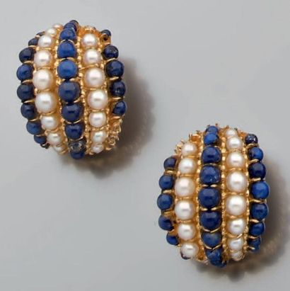 null PAIRE DE CLIPS D'OREILLES bombés en or jaune agrémentés de perles de lapis-lazuli...