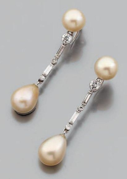 null PAIRE DE PENDANTS D'OREILLES articulés en or gris, chacun orné de deux perles...