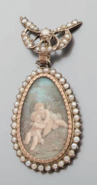 null PENDENTIF de style Louis XVI en argent et vermeil appliqué de demi-perles et...