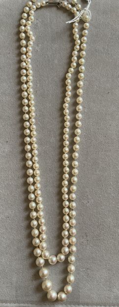 Lot comprenant deux colliers de perles de...