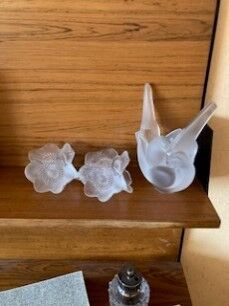 null LALIQUE
Set including a flower holder and two candle holders in molded glass
Signed
H...