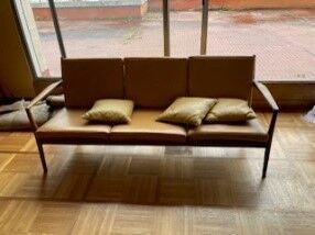 null TRAVAIL SCANDINAVE
Banquette trois places en palissandre, garniture de cuir...