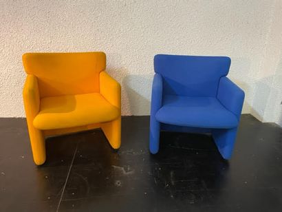 null TRAVAIL MODERNE 
Suite de deux fauteuils, garniture en tissu, un bleu et un...