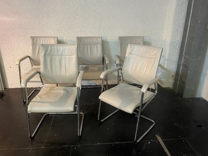 null TRAVAIL ALLEMAND
Ensemble de vingt-neuf fauteuils de bureau, structure en métal...