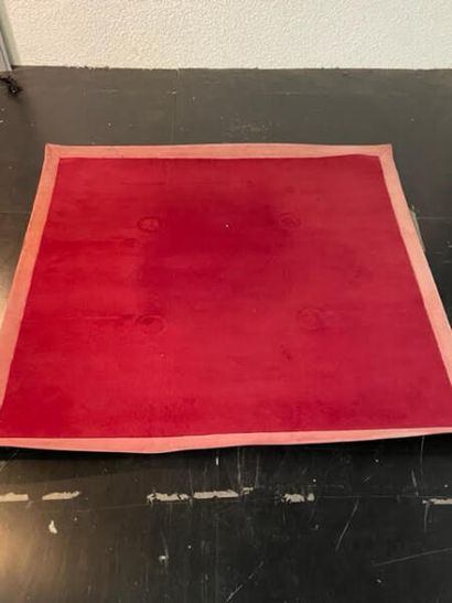 null TRAVAIL MODERNE
Tapis en laine rouge 
200 x 190 cm

Expert : Maxime GRAIL