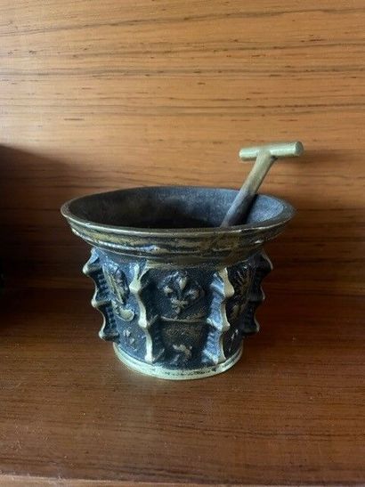 null Gilded bronze mortar and pestle
XIXth century and a pestle

