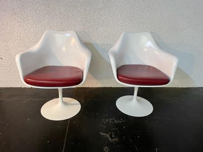 null Eero SAARINEN (1910-1961) 
Pair of swivel armchairs model "Tulip" in cast aluminum...