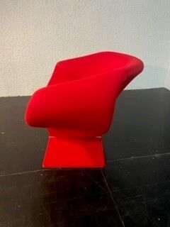 null Pierre PAULIN (1927 - 2009)
Fauteuil modèle « Ribbon Chair » en mousse thermoformée...