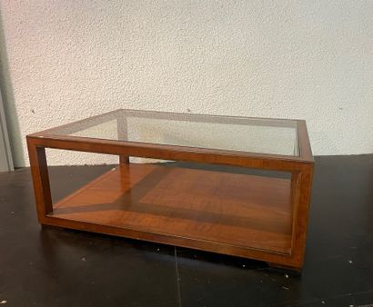 null TABLE BASSE à plateau en verre et en bois de placage et ronce de noyer.
45 x...