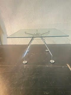 null Norman FOSTER (Né en 1935) 
Table modèle « Nomos », plateau carré en verre,...