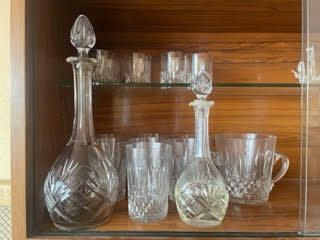 null ENSEMBLE de verrerie en cristal et verre comprenant deux carafes avec leur bouchon,...