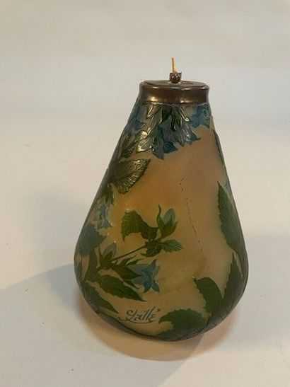 null Émile GALLE
Vase à panse renflée à décor à l'acide de feuillages
(Ancienne base...