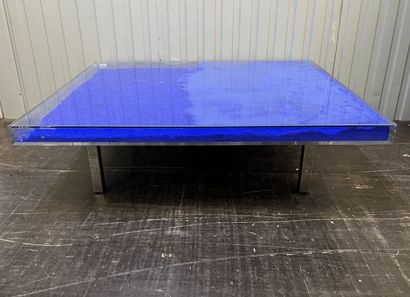 null ECOLE MODERNE 
Table basse, dans le goût de Yves Klein. 
123 x 100 cm
