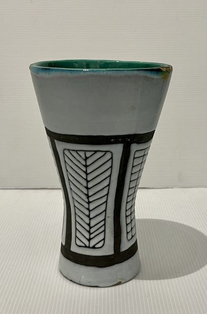 null Roger CAPRON (1922-2006)
Vase diabolo in enamelled ceramic with brown scarified...