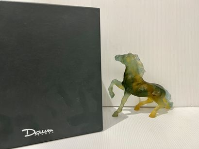 null DAUM 
HORSE in green-yellow shaded glass paste.
Height. 16 cm. - Width. 21,5...