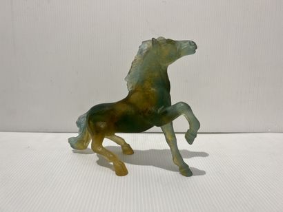 null DAUM 
HORSE in green-yellow shaded glass paste.
Height. 16 cm. - Width. 21,5...