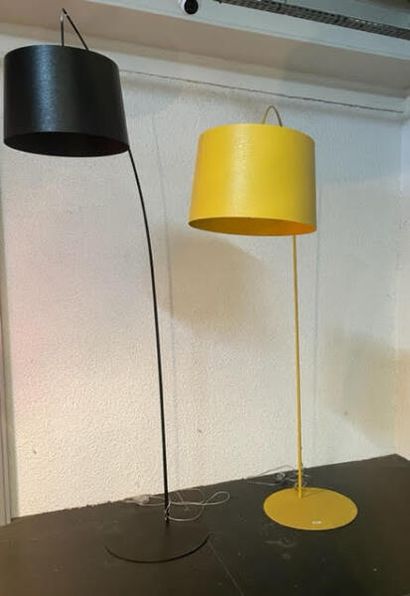 null TRAVAIL MODERNE
Suite de deux lampadaires « Arc » en fibre, l'un jaune, l'autre...