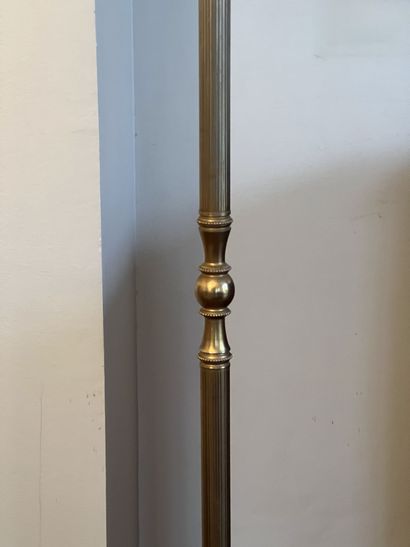 null LAMPE DE PARQUET en laiton doré, piétement tripode
Hauteur : 168 cm