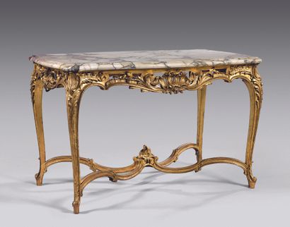 null Table de milieu en bois sculpté et doré à ceinture ajourée à riche décor rocaille,...