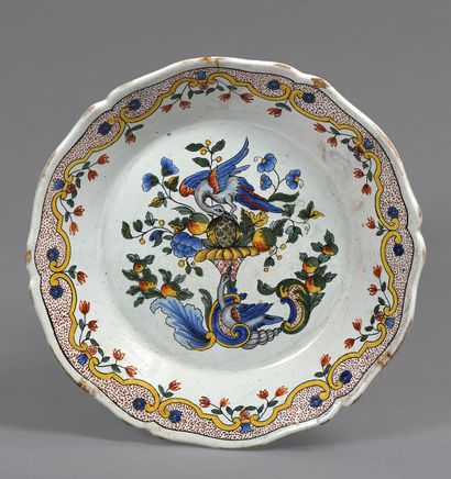null ROUEN
Plate with contoured edge, polychrome decoration in the center of a cornucopia...