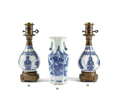 null CHINE - Époque Kangxi (1662-1722)
Paire de vases bouteilles en porcelaine décorée...