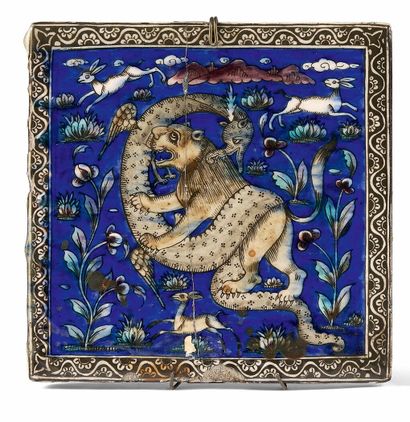 Carreau Qadjar au lion et au dragon.
Céramique...