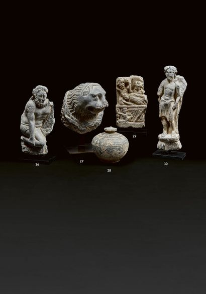 null INDE - Gandhara, art gréco-bouddhique, IIe/IVe siècle.
Atlas en schiste, debout...
