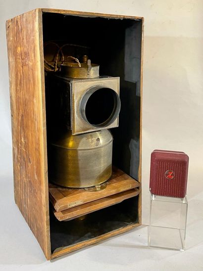 null Large projection lantern with brass lenses and cable. Full size approx. H 37,5...