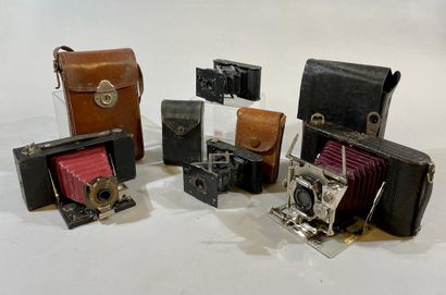 null Set of four bellows cameras. Kodak N°2 Folding Pocket Brownie Model A, one HS...