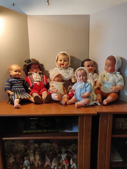 Sept bébés et poupées en celluloïd et compositions...