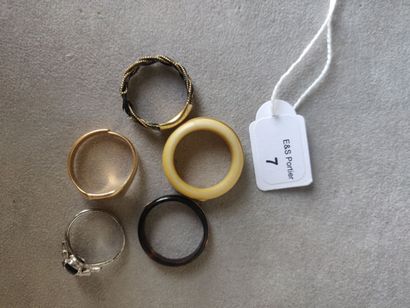 Lot of five metal rings, silver and gold.
(Sold...