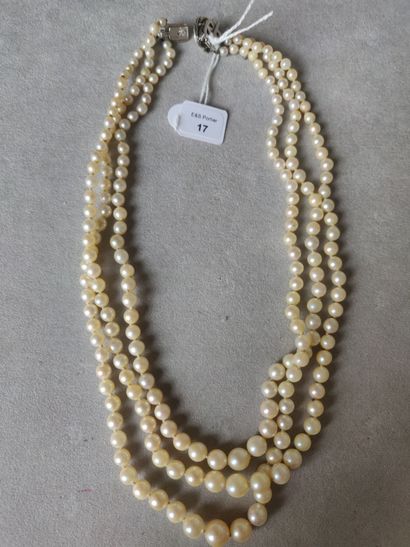 null Necklace three rows of pearls of culture in fall, the clasp in white gold 750...