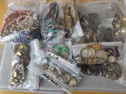 Important batch of costume jewelry.