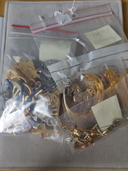 null Important lot of fancy jewels in metal, parts in silver including: brooches;...