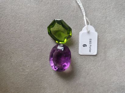 null Lot including :
- Amethyst of oval form weighing: 21,61 ct.
- Octagonal peridot...