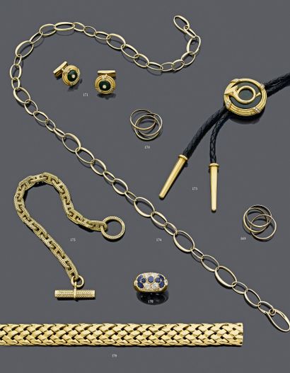 null Chaumet, signé et numéroté.
Collier composé d'un cordonnet en cuir noir tressé...