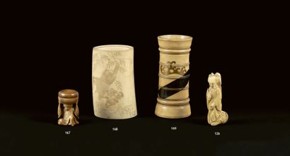 null CHINE - XIXe siècle
Petite boîte à opium en ivoire à patine jaune, femme accroupie...