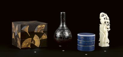 null CHINE - Époque Kangxi (1662-1722)
Vase en porcelaine laquée noire et burgautée...