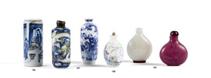 null CHINE - XIXe siècle
Deux flacons tabatières en porcelaine, l'un bleu blanc à...