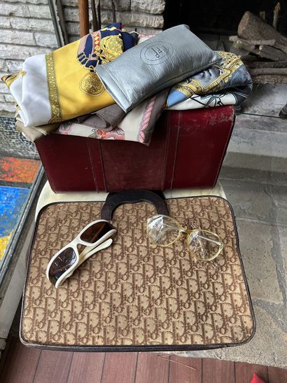 null ENSEMBLE DE MODE 

Un sac en toile monogrammée Dior, plusieurs paires de lunettes...