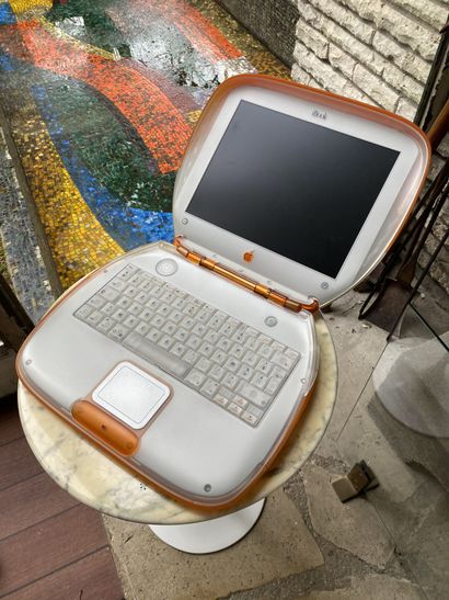Apple ibook clamshell orange, M2453. 
Année...