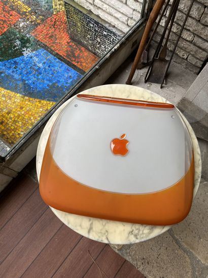 null Apple ibook clamshell orange, M2453. 
Année 1999.
Avec son chargeur original...