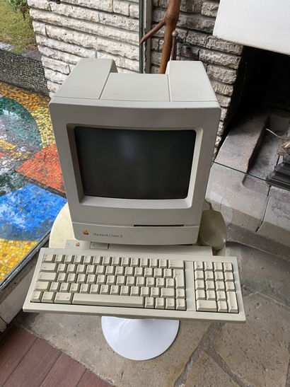 Macintosh classic II modele apple computer.
california...